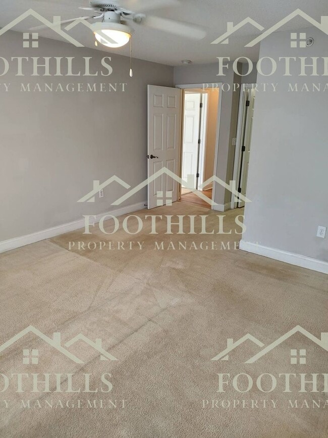 Building Photo - 213 Lookover Dr