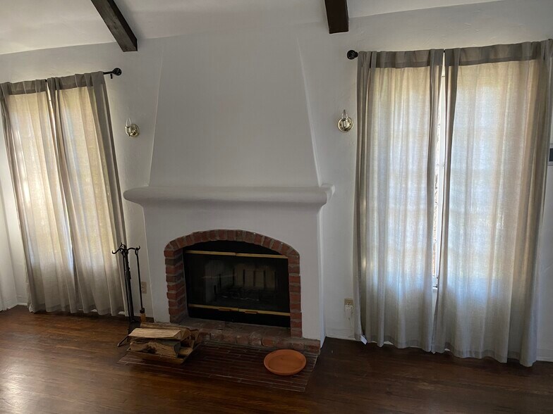 Building Photo - 10343 Dunkirk Ave