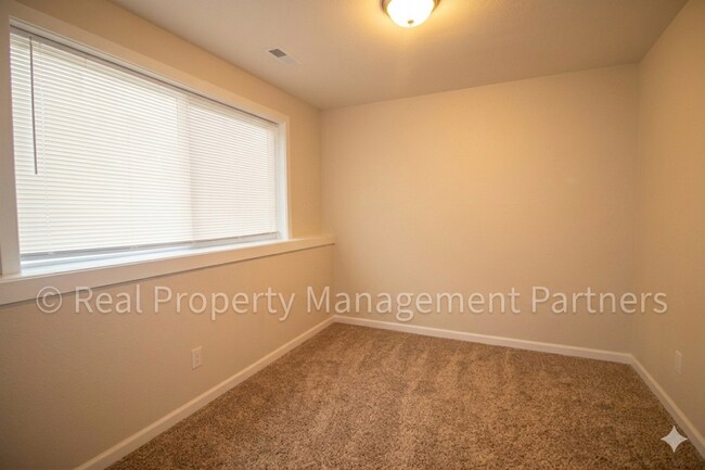 Building Photo - 5-Bedroom Townhome in Hudsonville | Cul-de-Sac, 2-Car Garage, Lawn & Snow Included