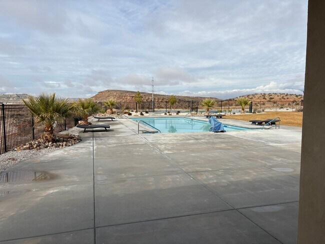 Building Photo - 4 bedroom / 2.5 bath / Community Pool and ...