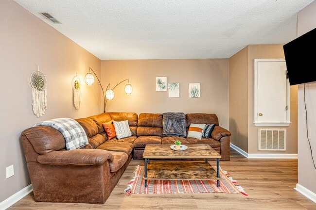 Building Photo - 1526 Fort Bragg Rd