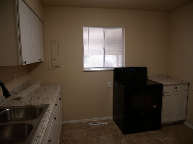 Building Photo - 3 Bedroom Tri Level Home Available Now!