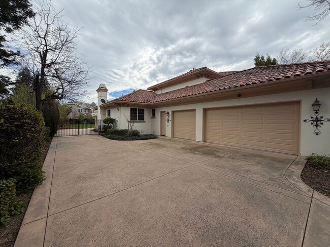 Building Photo - Beautiful 4BD/3.5BA Private Luxury Single-Family Home in Prestigious Ruby Hills Community in Plea...