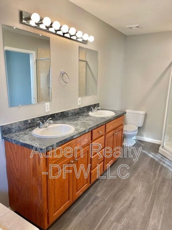 Building Photo - 206 Honey Bee Dr