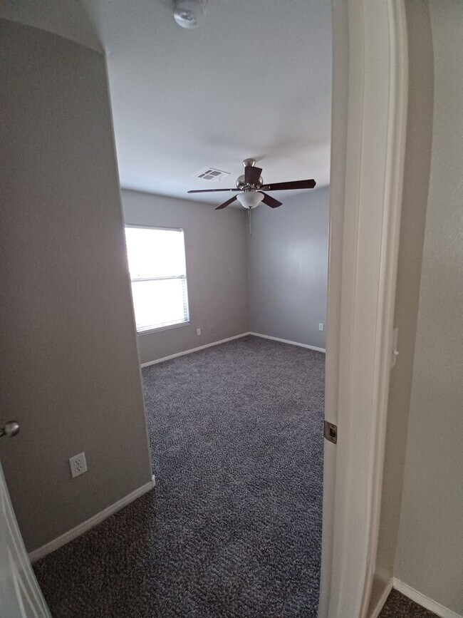 Building Photo - Spacious Tri-Level Home with 4 Bedrooms & ...