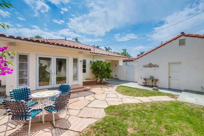 Building Photo - Charming 3 Bedroom Kensington Home