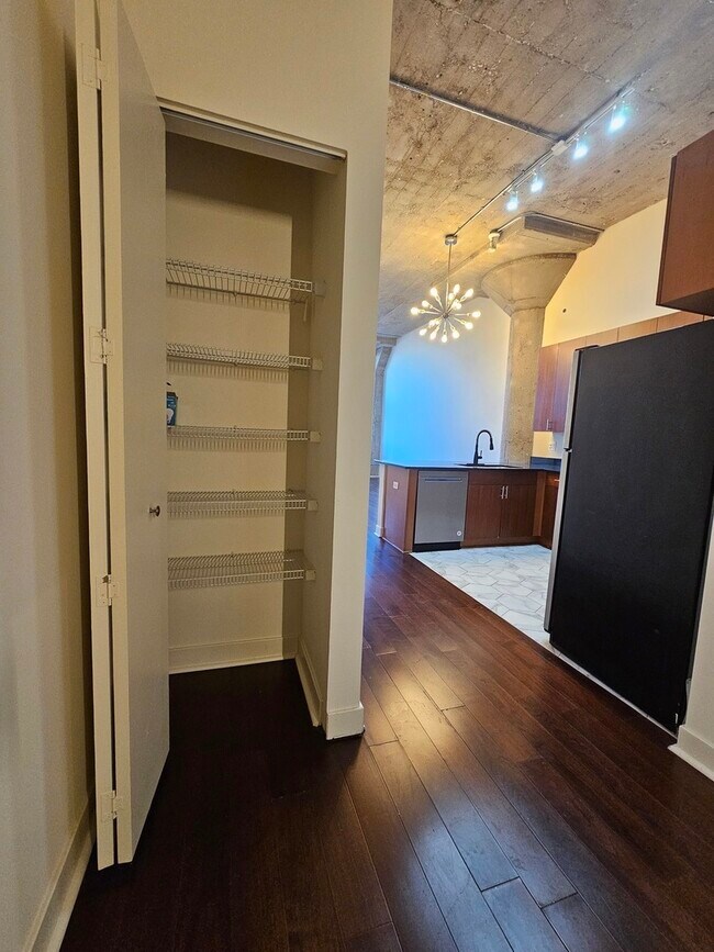 Building Photo - 320 E 21st St