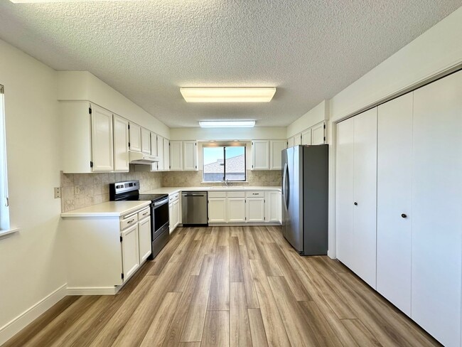 Building Photo - Sweeping Views of Yakima Valley
