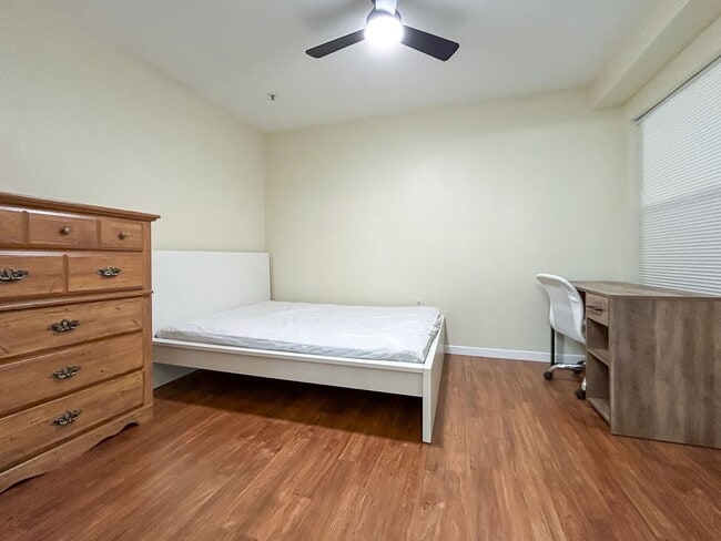 Building Photo - Beautiful Room for Rent in a 4/4 Unit - University Terrace West 511-A