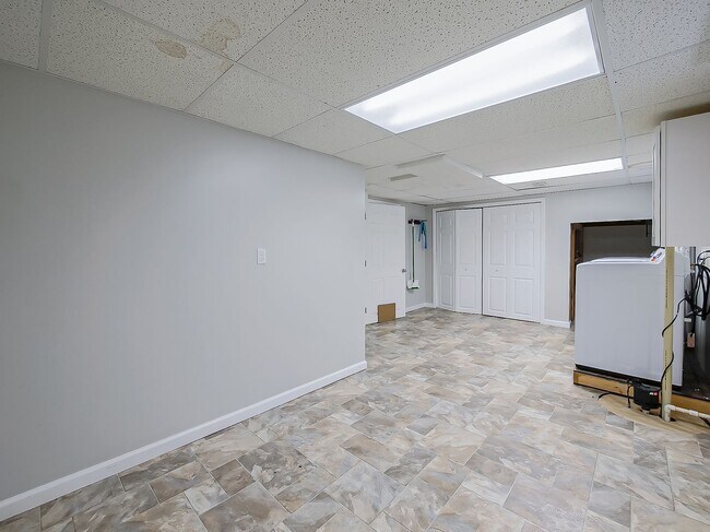 Building Photo - AVAILABLE NOW! Spacious 4-Bed Gem in the Heart of Clawson!