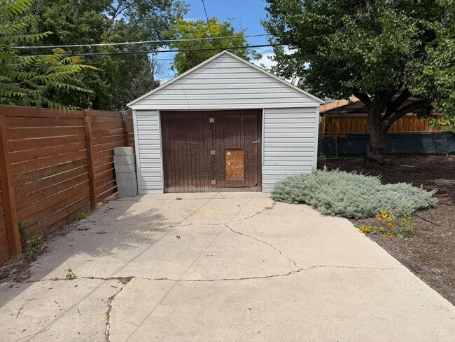 Building Photo - 229 E Leslie Ave