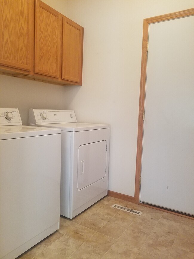 Building Photo - Beautiful spacious main floor living! NW R...