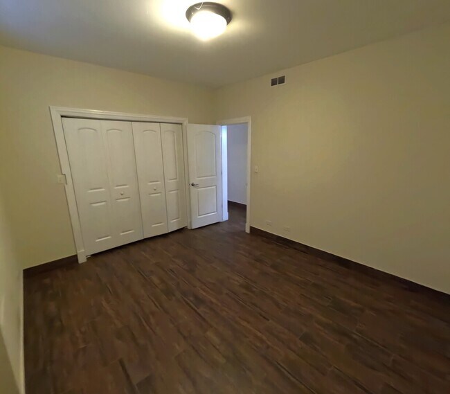 Building Photo - 851 N La Salle Dr