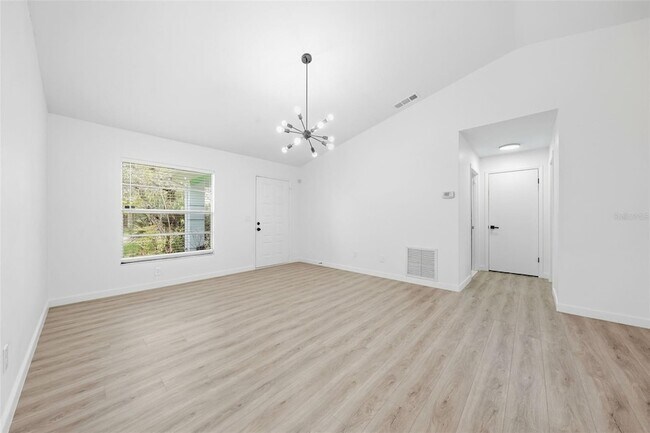 Building Photo - 515 Floral Dr