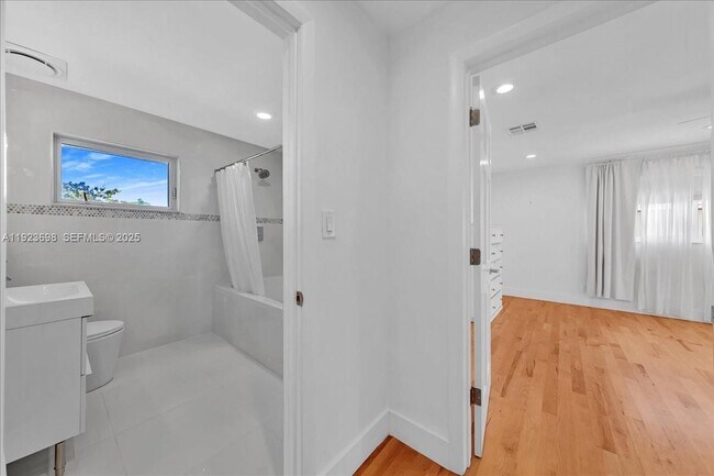 Building Photo - 348 Palm St