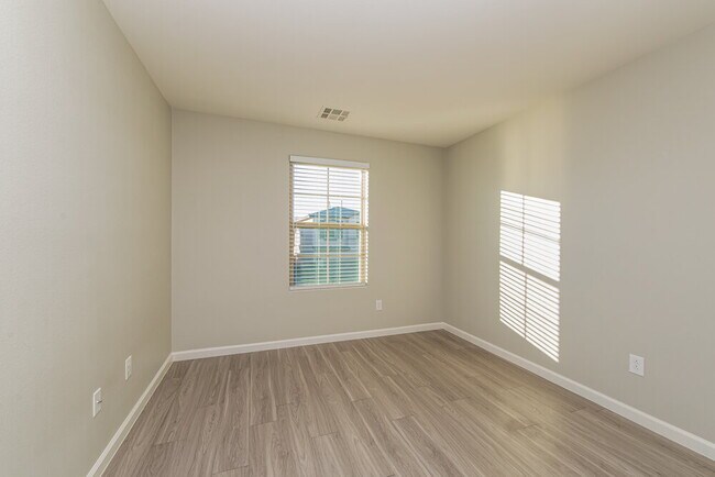 Building Photo - 10152 Ruggles Mansion Ave