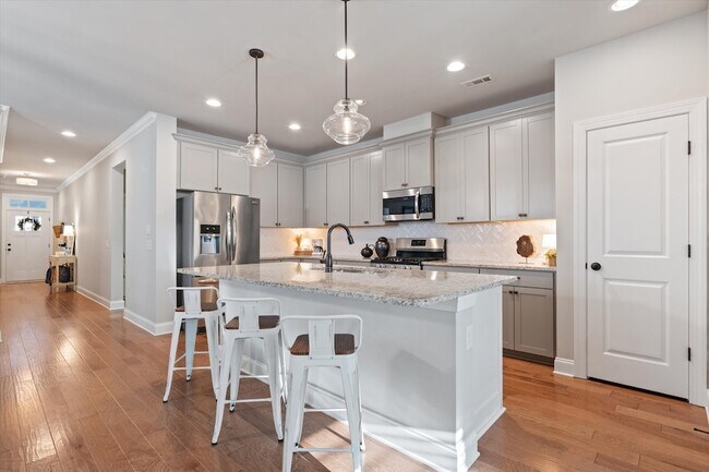 Building Photo - 250 Tanglewood Ln