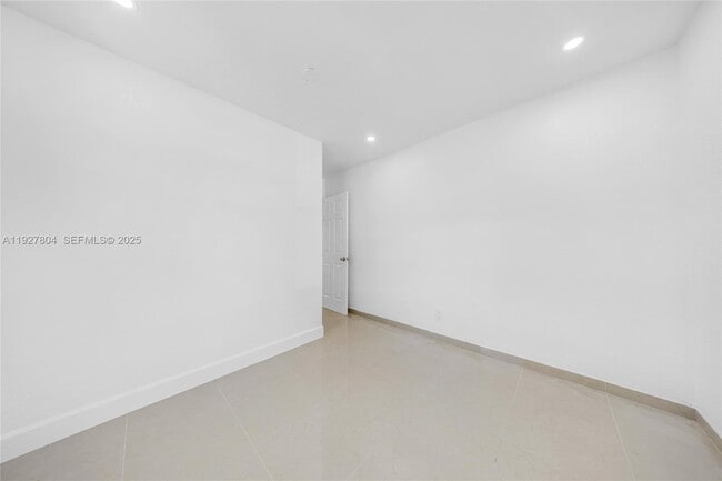 Building Photo - 2318 Scott St