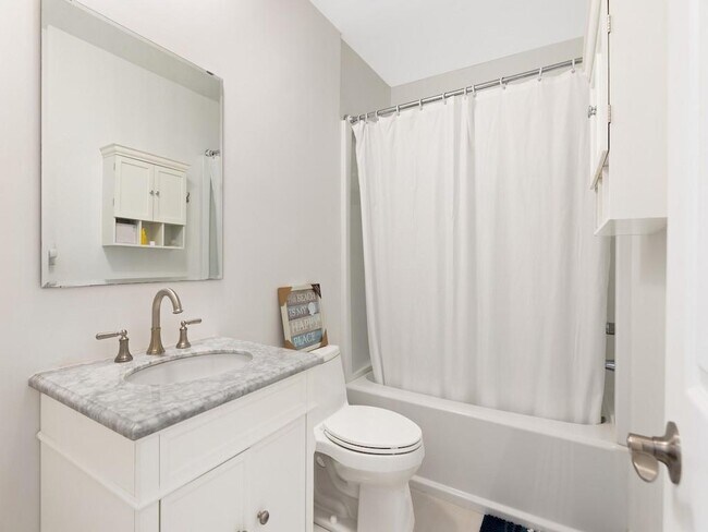 Building Photo - 900 Jasmine Ln