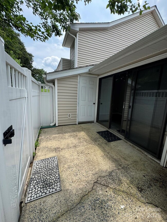 Building Photo - 7801 Renaissance Ct