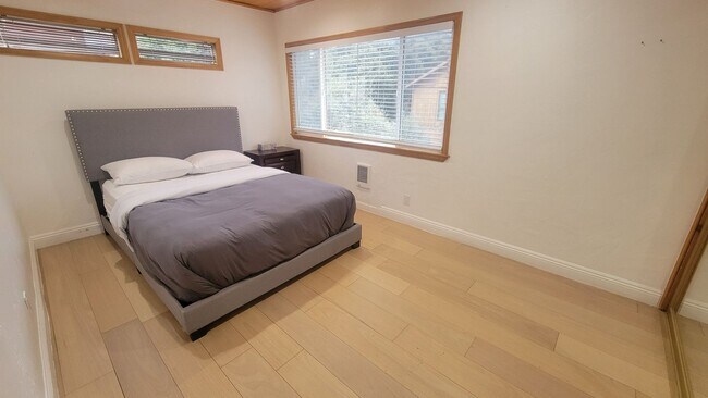 Building Photo - Move-In Ready 3-Bedroom Home with Deck and Mountain Setting