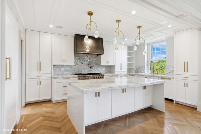 Building Photo - 2700 N Lakeview Ave