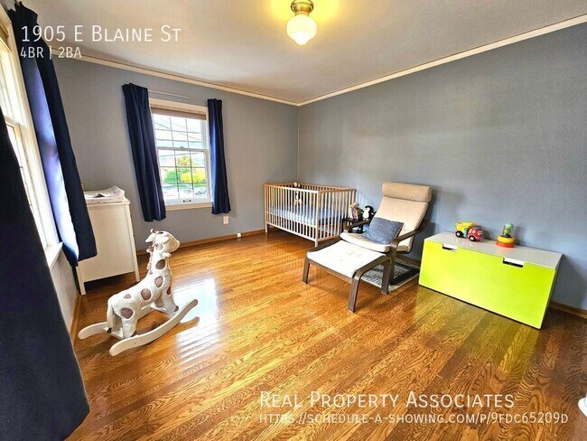 Building Photo - 1905 E Blaine St