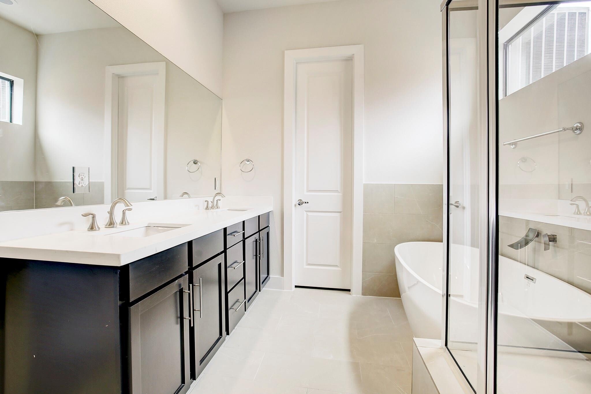 ensuite Primary bath - 2926 Alice St