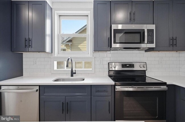 Building Photo - 734 Sunnyside Ave