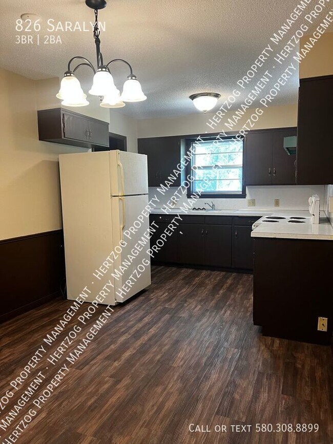 Building Photo - 826 Saralyn-