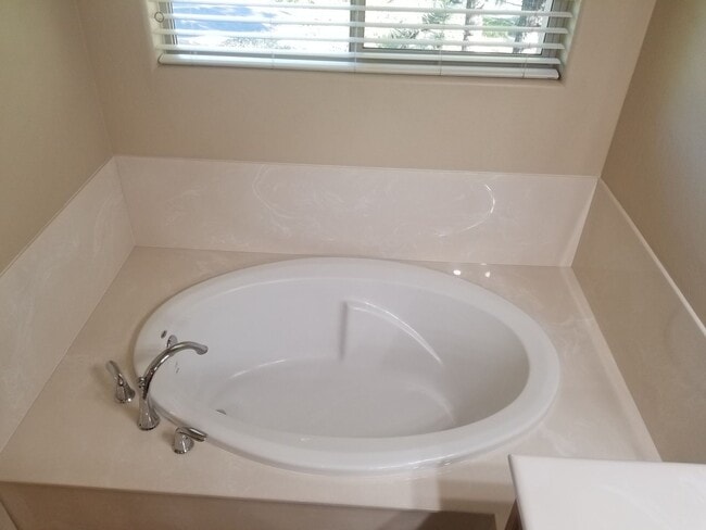 Building Photo - Beautiful, Pet Friendly, Multi-level, 2110 sqft, Luxury Townhouse w/A/C! 3 Bed, 2.5 Bath, + Loft ...