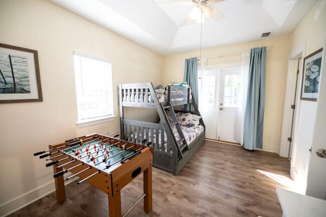 Building Photo - 8410 Thomas Dr