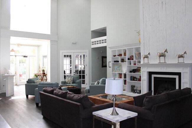 Building Photo - 2801 Chancellorsville Dr