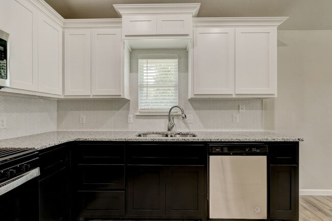 Building Photo - 721 League Cir