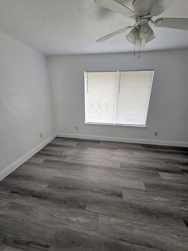 Building Photo - Large Two bedrooms with a cover patio
