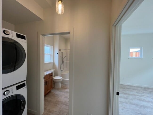 Building Photo - NEWER 3/2 Construction in Eureka! Beautifu...