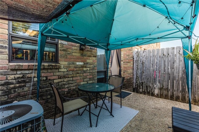 Building Photo - 2 Bd / 2 Ba Townhome Minutes Away From Campus & Downtown!