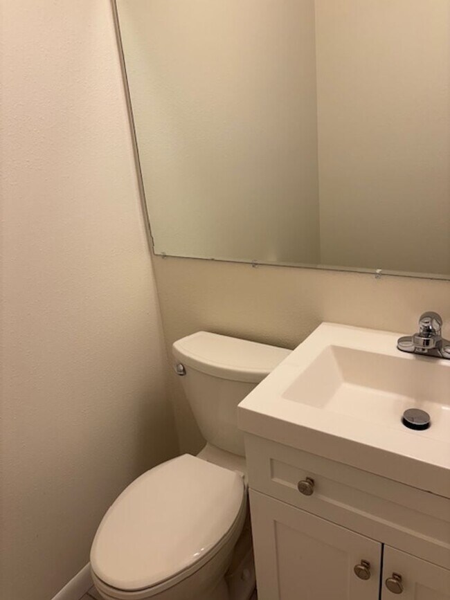 Building Photo - Close to Campus 2BD/1.5 BA Townhouse - Ava...
