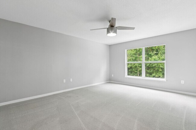 Building Photo - Newly Renovated 4 Bedroom!