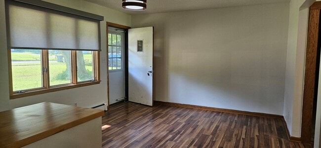 Building Photo - Large Rambler with 5 bedrooms, 2 baths wit...