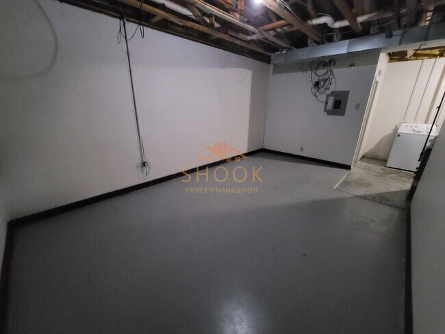 Building Photo - Large 3 BR Townhome/Condo - Available mid June