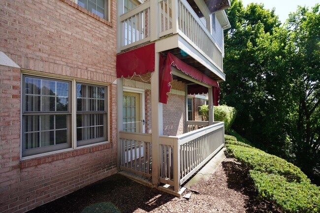 Building Photo - 2445 Old Greentree Rd