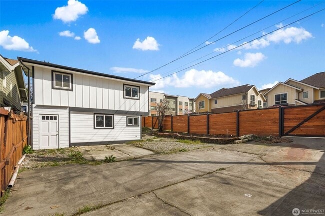 Building Photo - 5 Bedroom 2 Bathroom House with Large Lot