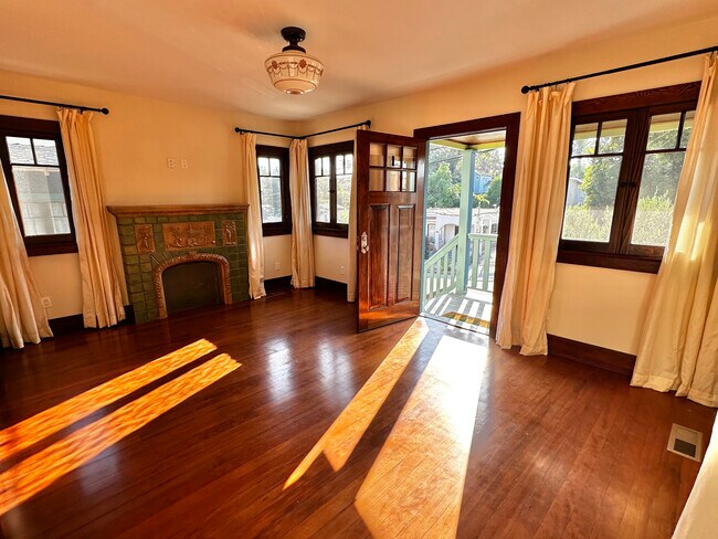 Building Photo - 852 Laveta Terrace