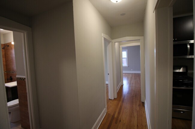 Building Photo - 3 Bed / 1 Bath Beautiful Rehabbed Apartment in Hermosa near Fullerton Bus, Restaurants & Shopping...