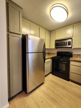 Interior Photo - 1444 Saltair Ave