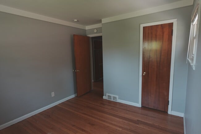Building Photo - 256 Brentwood St