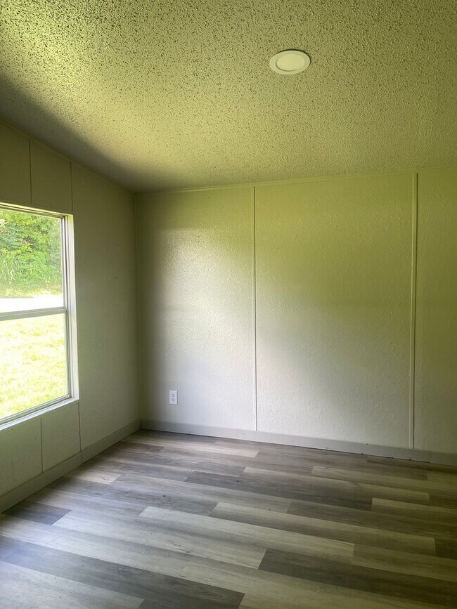 Building Photo - 3 bed / 2 bath - Cassville