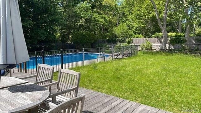 Building Photo - 35 Maple St