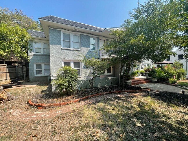 Building Photo - Charming 2/1 Downstairs Apartment Unit w/ ...